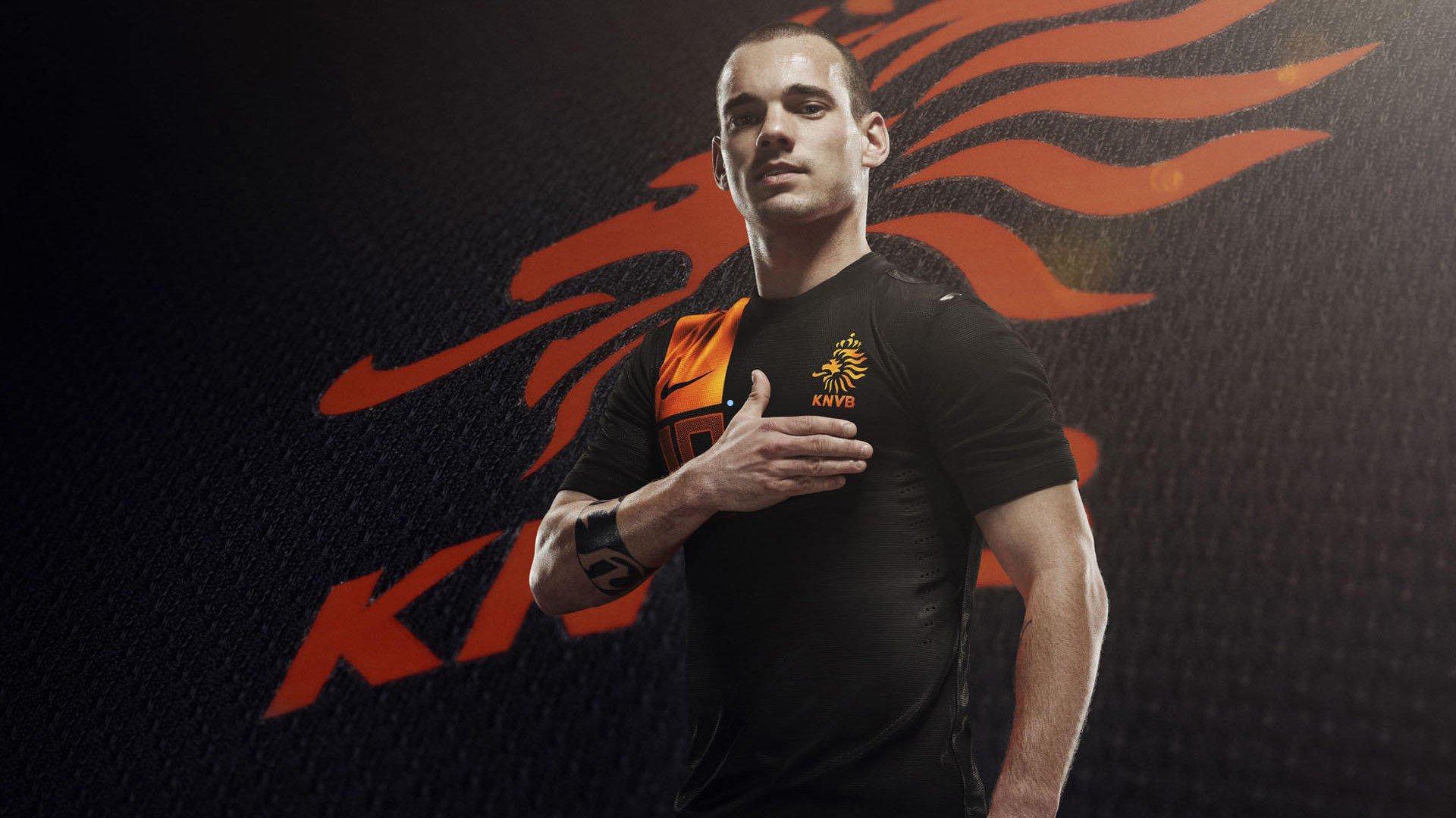 巴黎圣日耳曼加紧续约鲁伊斯与马尤卢,转会策略转向内部稳定,放弃追逐阿尔贝托-科斯塔