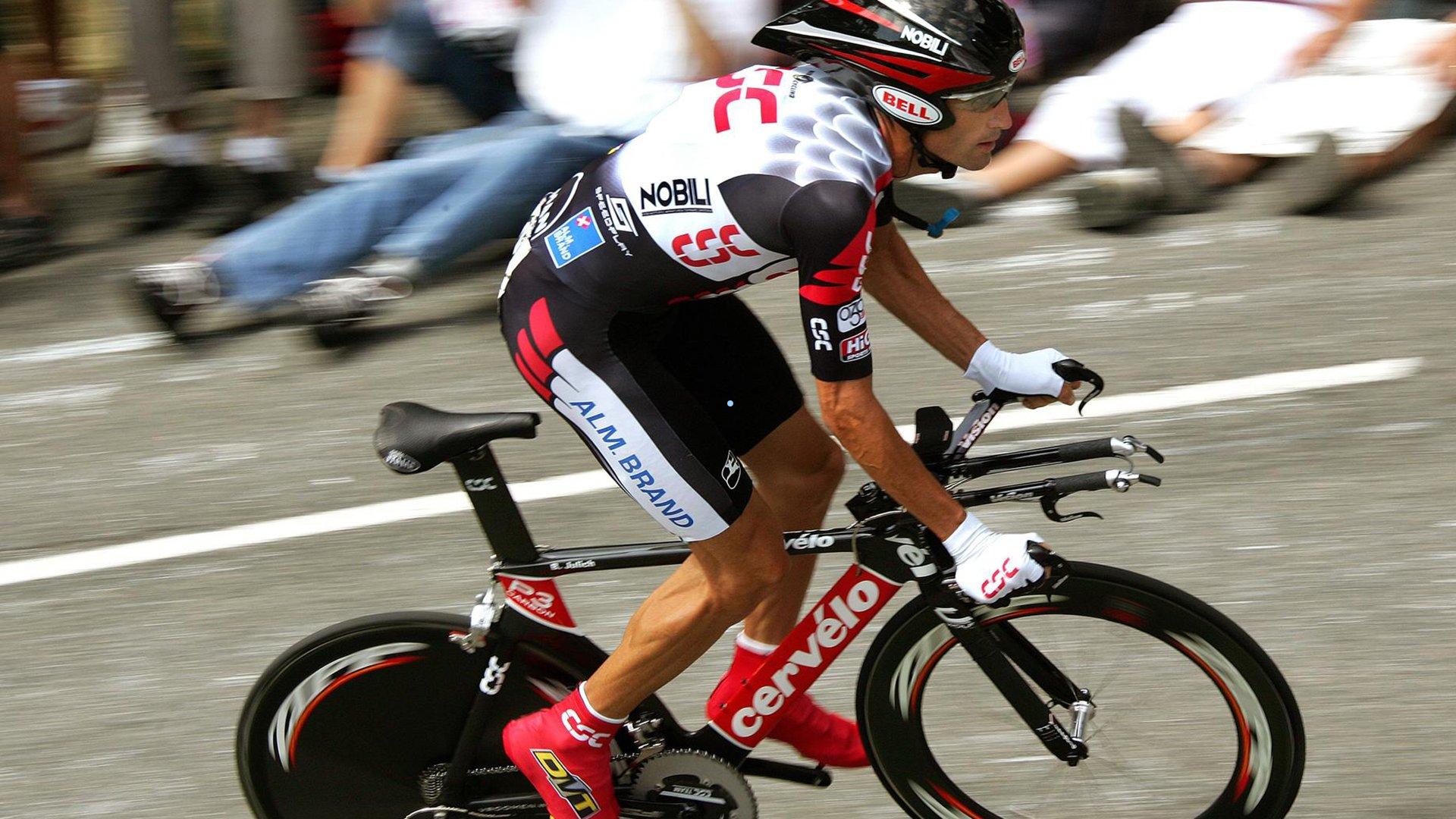 巴萨防线锁定曼城猛将阿克,财政重压或使转会梦碎